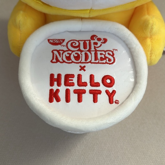 KIDROBOT NISSIN X HELLO KITTY PLUSH IN CHICKEN COSTUME HOLDING NOODLE CUP NWT - Picture 5 of 12